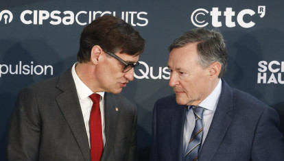 El presidente de Indra, Ángel Simón (d), y el presidente de la Generalitat, Salvador Illa, durante el IV Encuentro del Ecosistema de la Industria Nacional de Defensa, en el que Indra ha anunciado que creará 1.500 nuevos empleos en Cataluña hasta 2027, ampliando su plantilla hasta los 5.000 trabajadores, y prevé duplicar su facturación en la comunidad autónoma hasta los 550 millones de euros, como parte de su plan de expansión en el negocio de la Defensa. EFE/Quique García