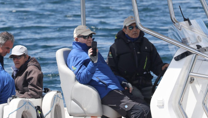 El Rey Juan Carlos I y su amigo Pedro Campos siguen las regatas desde una lancha