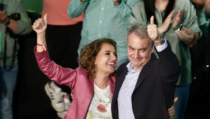 La secretaria general del PSOE-A, María Jesús Montero, y expresidente del Gobierno José Luis Rodríguez Zapatero, en un mitin de campaña en Cádiz