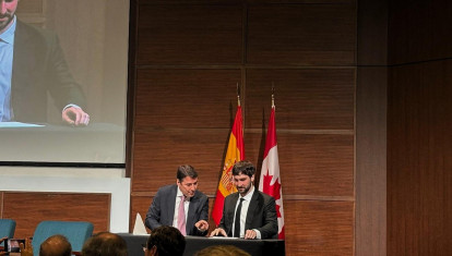 Jacinto Monge, director ejecutivo de Indra Group en Norte América, y Aidan Gomez, cofundador y CEO de Cohere