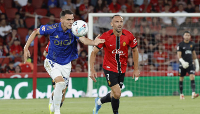 PALMA DE MALLORCA, 23/05/2026.- Muriqi (d), del Mallorca, y Dani Calvo (i), del Oviedo, durante el partido de la jornada 38 de la LaLiga de fútbol entre el Mallorca y Real Oviedo, este sábado en el estadio de Son Moix, en Palma de Mallorca. EFE/Cati Cladera