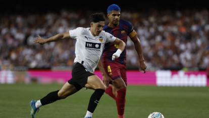 VALENCIA, 23/05/2026.- El delantero del Valencia Diego López (i) pelea un balón con Ronald Araújo, del Barcelona, durante el partido de la jornada 38 de LaLiga entre el Valencia y el Barcelona, este sábado en el estadio de Mestalla en Valencia.-EFE/ Biel Aliño