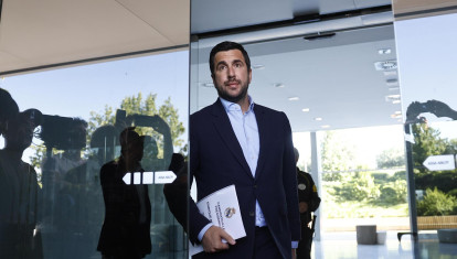 FOTODELDIA MADRID, 23/05/2026.- Enrique Riquelme, presidente de la empresa Cox Energy, a su salida este sábado de las oficinas del Real Madrid en Valdebebas, tras hacer entrega de toda la documentación requerida para confirmar su candidatura a la presidencia del Real Madrid. La junta electoral del club tendrá que dirimir, en un plazo máximo de 24 horas, si esta es admitida o no.-EFE/ Rodrigo Jiménez