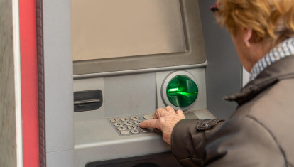 Mujer sacando dinero de un cajero automático