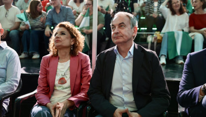 La secretaria general del PSOE-A, María Jesús Montero, junto al expresidente José Luis Rodríguez Zapatero, en un mitin de campaña