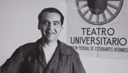 Lorca junto a un cartel de La Barraca