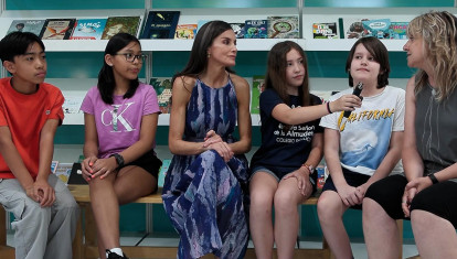 Los consejos de la Reina a unos niños: «¿Hay algo mejor que la radio y los libros?»