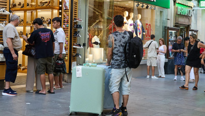 Turistas con maletas por el centro de la ciudad, a 19 de julio de 2025, en Madrid (España)