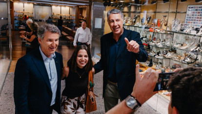 El líder del PP, Alberto Núñez Feijóo, en Badalona, junto con el alcalde, Xavier García-Albiol
