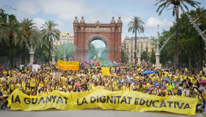 Manifestación de profesores en Barcelona, en el Arco del Triunfo