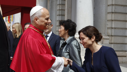 La presidenta de la Comunidad de Madrid, Isabel Díaz Ayuso, saluda al papa León XIV
