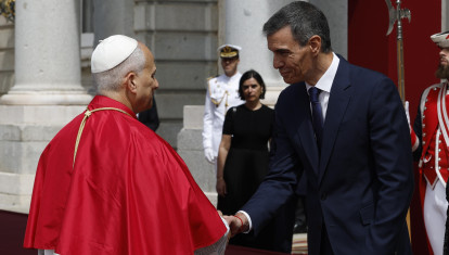 El Papa León XIV saluda a Pedro Sánchez en el Palacio Real