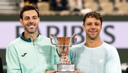 Marcel Granollers (I) y Horacio Zeballos (D) posan con el título de campeón de Roland Garros