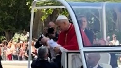 El Papa León XIV para el papamóvil para bendecir a un bebé de 45 días