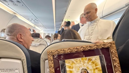 Su Santidad el Papa León XIV recibe una enmarcación de los Nazarenos de Palencia sobre la Coronación Canónica de la Amargura, durante el vuelo papal a España