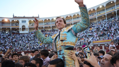 Román, a hombros de una multitud, de camino a la Puerta Grande de Las Ventas