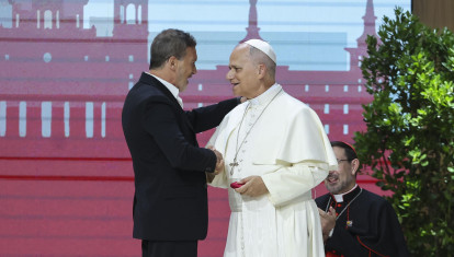 El Papa León XIV y el actor Antonio Banderas durante el encuentro 'Tejer redes con el mundo de la cultura, la educación, la empresa y el deporte
