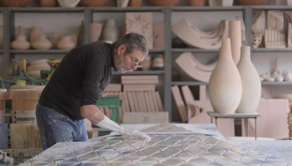 Antoni Cumella, trabajando en su taller