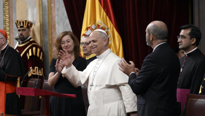 El Santo Padre, durante la larguísima ovación que ha recibido en las Cortes