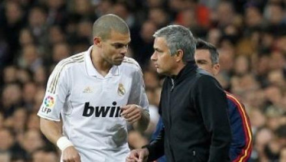 José Mourinho da indicaciones a Pepe en un partido en el Santiago Bernabéu