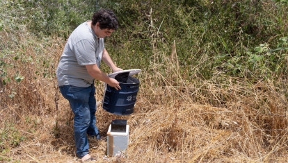Colocación de trampa para el seguimiento y control del virus del Nilo Occidental