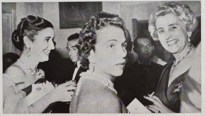 Carmen Franco Polo y María del Carmen Delgado, el 12-06-1955, en la puesta de largo de Gloria March Delgado