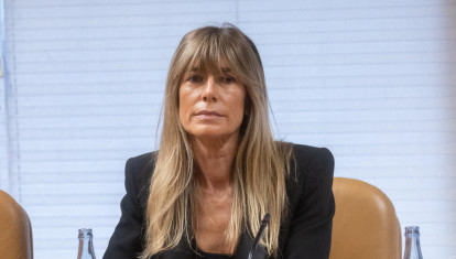 Begoña Gómez entrega el pasaporte al juez Peinado en los juzgados de Plaza de Castilla