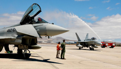 El tradicional arco de agua da la bienvenida oficial a nuevos cazas Eurofighter en la base aérea de Gando