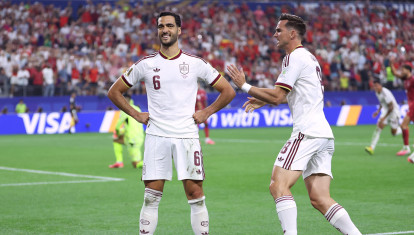 Mikel Merino y Fabián Ruiz celebran el gol de España