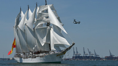 El buque escuela Juan Sebastián Elcano a su paso por el río Hudson