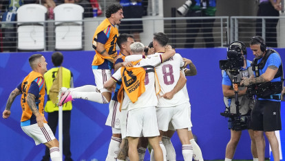 La selección española celebrando el gol del Mikel Merino frente a Portugal