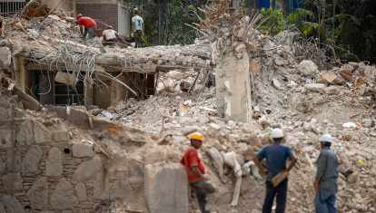 FOTODELDÍA AME8734. CARACAS (VENEZUELA), 09/07/2026.- Personas retiran este jueves escombros de un edificio afectado por el doble terremoto en Caracas (Venezuela). La cifra de muertos por los terremotos de hace quince días en Venezuela subió este jueves a 3.899, mientras que la de heridos se mantuvo en 16.740, según el balance oficial. EFE/ Ronald Peña R