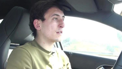El jugador al volante de su Mercedes