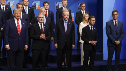 Trump, en primer plano, y Sánchez, al fondo, en la cumbre de la OTAN de La Haya de 2025