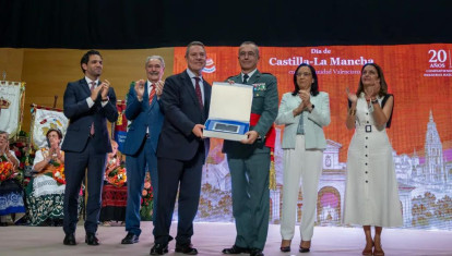 Imagen de Emiliano García-Page recibiendo el galardón de ‘Manchego de Honor’ durante la celebración del Día de Castilla-La Mancha en la Comunidad Valenciana.