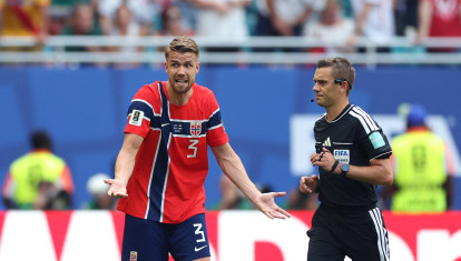 Clément Turpin acude a mirar el VAR para anular el gol de Noruega