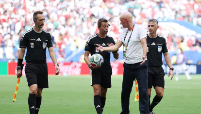 El seleccionador noruego protesta al árbitro el primer gol de Inglaterra