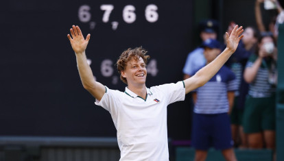 Jannik Sinner celebrando su nuevo título de Wimbledon