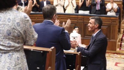 El presidente del Gobierno, Pedro Sánchez, recibe el aplauso del grupo socialista
