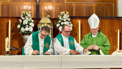 Monseñor José Manuel Lorca Planes, obispo de Cartagena, con los superiores jesuitas en la clausura de la casa de Murcia