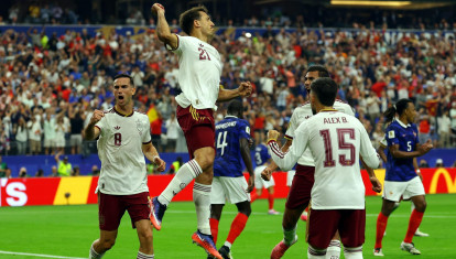 Mikel Oyarzabal celebra con sus compañeros tras marcar el 1-0 de penalti durante el partido de semifinales de la Copa Mundial de la FIFA 2026 entre Francia y España