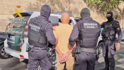 Momento del traslado de uno de los detenidos en la operación Congre.