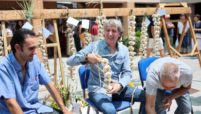 El secretario general del PSOE de Castilla y León, Carlos Martínez, en su visita a la Feria del ajo de Santa Marina del Rey (León)