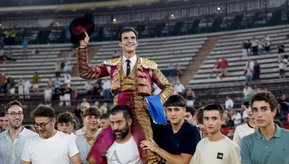 Samuel Navalón, a hombros tras cortar tres orejas este sábado en Valencia
