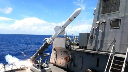 La fragata F-101 demuestra su capacidad de combate en RIMPAC con el lanzamiento de un misil Harpoon
