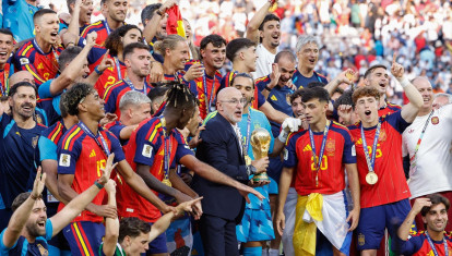 España recogiendo el trofeo de campeón.
