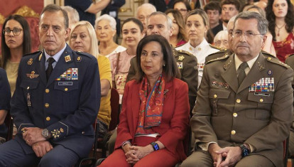 La ministra de Defensa preside la entrega de las Grandes Cruces en el cuartel General del Ejército de Tierra, junto al Jefe de Estado Mayor del Ejército de Tierra, Amador Enseñat y Berea, y el Jefe de Estado Mayor del Ejército del Aire y del Espacio, Francisco Braco Carbó