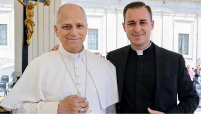 El sacerdote más joven de España (Miguel, 24 años) junto a León XIV