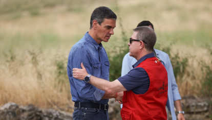 El presidente del Gobierno, Pedro Sánchez (i), y el presidente de Castilla-La Mancha, Emiliano García-Page (d), durante una visita al Puesto de Mando Avanzado por el incendio de La Mierla, a 22 de julio de 2026, en Tamajón, Guadalajara, Castilla-La Mancha (España). Sánchez acude a las instalaciones del Puesto de Mando Avanzado (PMA) para supervisar las tareas de extinción y la evolución técnica del incendio forestal originado en La Mierla el pasado 16 de julio, realizando un recorrido por las hectáreas afectadas en la comarca acompañado por el presidente de Castilla-La Mancha y el delegado del Gobierno en Castilla-La Mancha.
Alejandro Martínez Vélez / Europa Press
22/7/2026