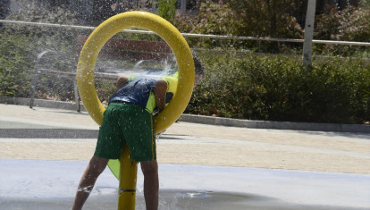 Un niño juega en el parque do Cruceiro, a 8 de agosto de 2023, en Orense, Galicia